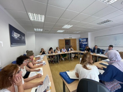 INVIERTE EN CUENCA Y AMEP ESTUDIAN LAS OPCIONES DE SER EMPRESARIAS DE LAS ALUMNAS DEL CURSO DE TEXTIL DE ACESANC